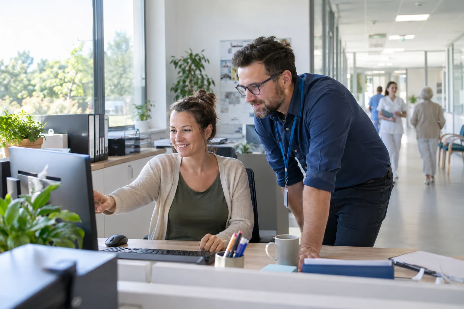 Menschen organisieren Verwaltung und digitale Abläufe im Gesundheitswesen.