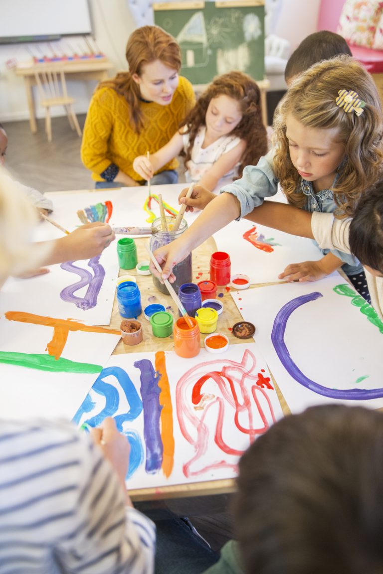 Gemeinsame kreative Arbeit mit Kindern in einer pädagogischen Einrichtung.